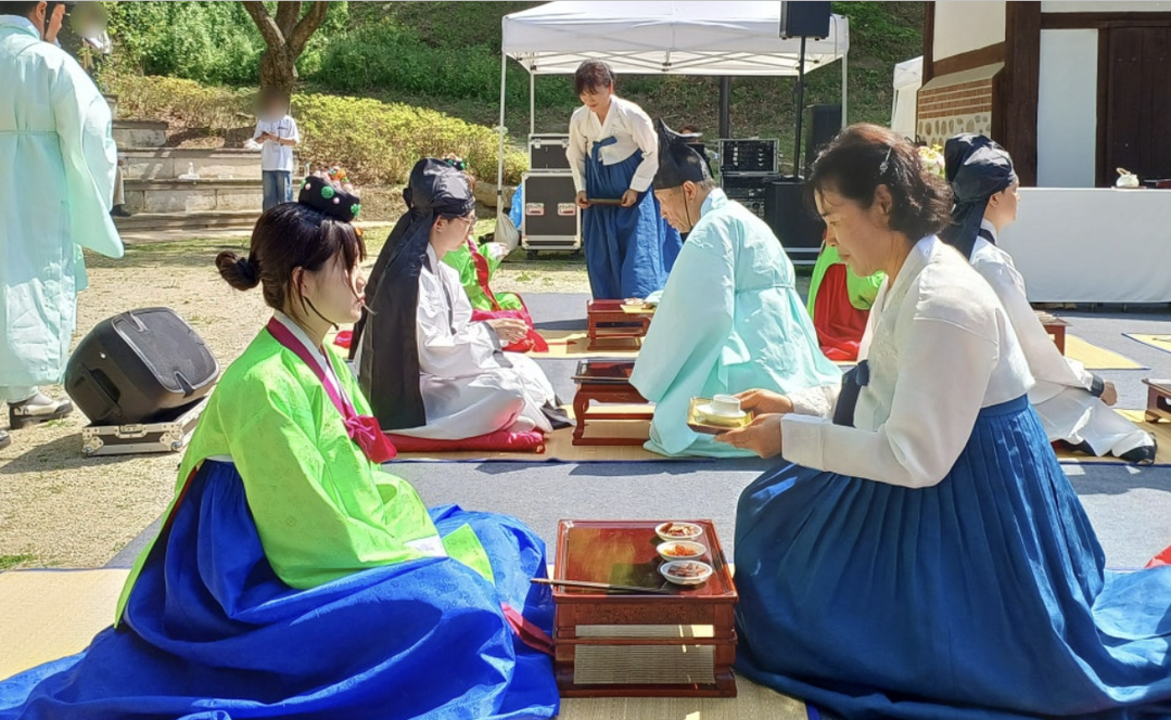 지난 17일 남양주시 평내동 궁집. 전통 예복을 입은 청년들이 차분한 표정으로 관례와 계례 절차를 이어갔다. (남양주시= 제공)&nbsp;