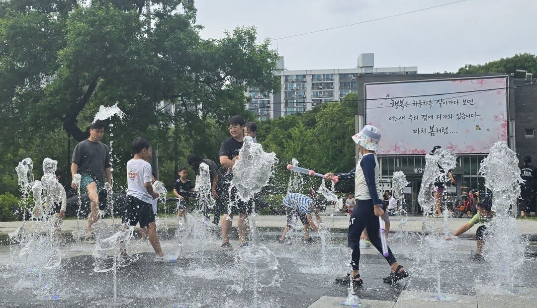 [포토] “첨벙첨벙”… 나비정원 분수대서 더위 식히는 아이들