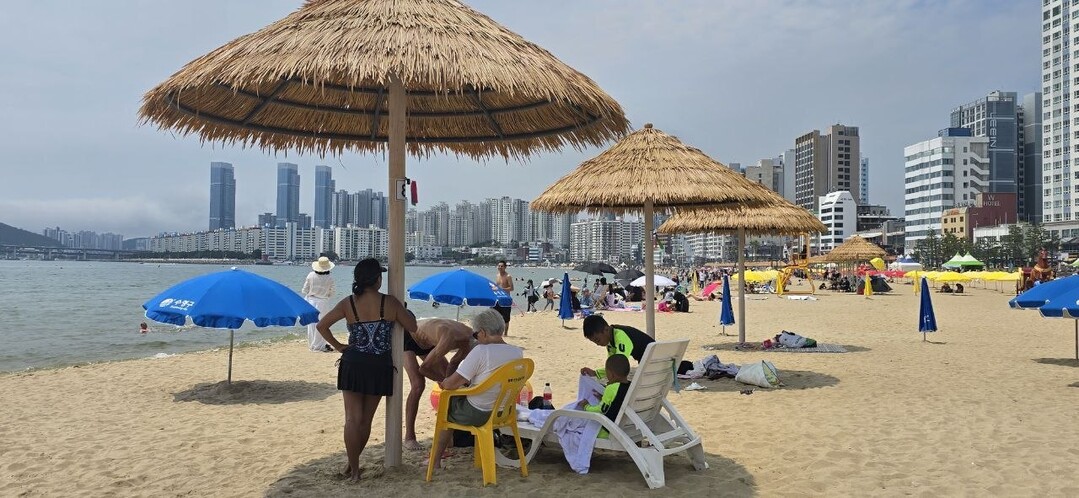 [포토] 광안리해수욕장, 한여름 정취 물든 부산의 바다