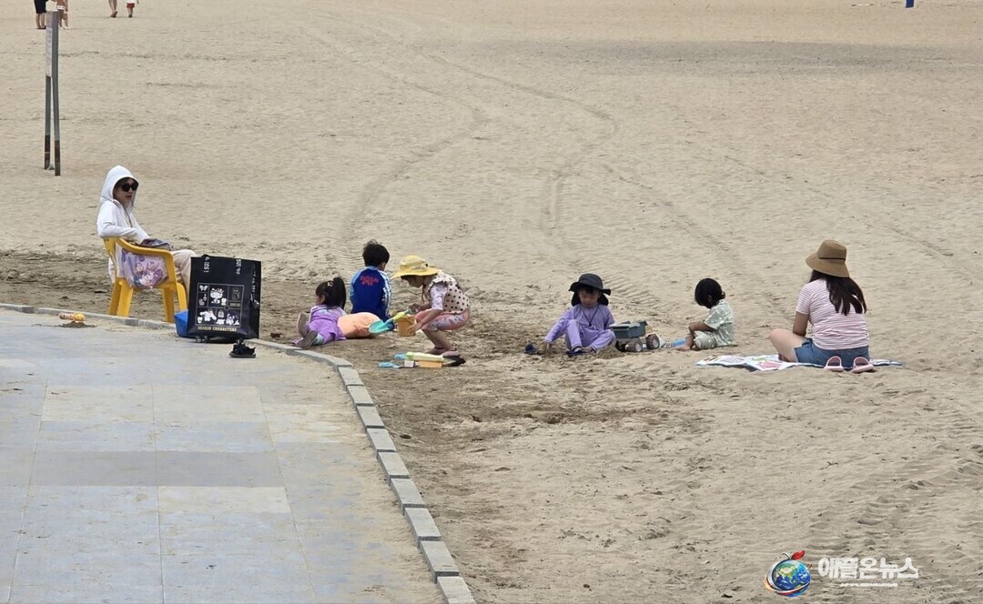 백사장에서는 아이들이 모래놀이에 한창이었다. 삽과 양동이를 들고 모래성을 쌓거나 옹기종기 모여 앉아 노는 아이들 곁으로 부모들이 자리를 지키며 여름 한때를 함께 보냈다.