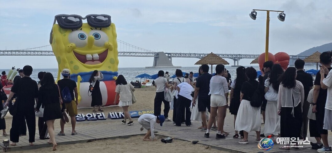 18일 부산시 수영구 광안리해수욕장에 설치된 대형 스폰지밥 캐릭터 포토존에서 시민과 관광객들이 기념사진을 촬영하며 여름 추억을 만들고 있다. (사진=이성애 기자)