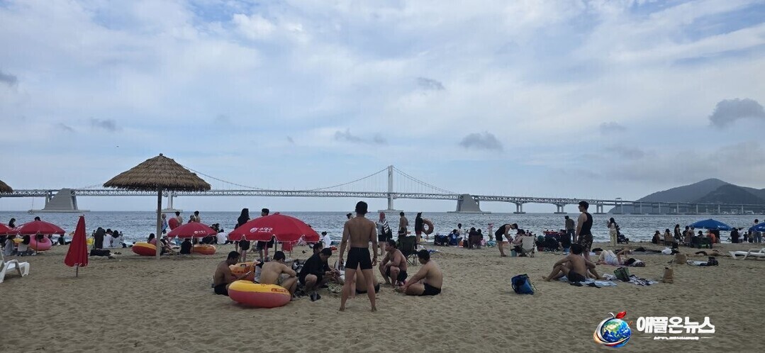 18일 부산시 수영구 광안리해수욕장 백사장에서 피서객들이 광안대교를 배경으로 휴식을 취하며 한여름 주말을 보내고 있다. (사진=이성애 기자)