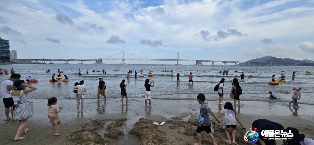 18일 부산시 수영구 광안리해수욕장 백사장에서 피서객들이 광안대교를 배경으로 휴식을 취하며 한여름 주말을 보내고 있다. (사진=이성애 기자)