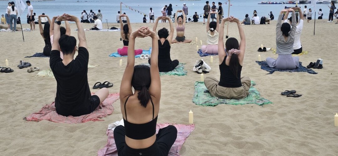 [포토] 광안리해수욕장 해변서 즐기는 ‘요가’