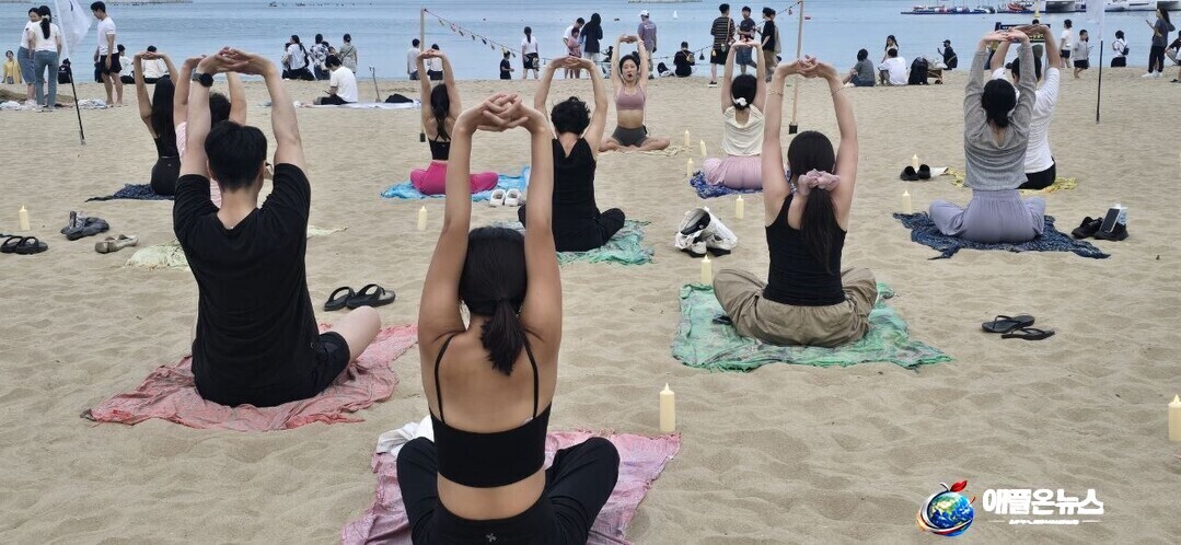 [애플온뉴스 부산=이성애 기자] 18일 부산 해운대구 광안리해수욕장 백사장에서 시민들이 해변 요가를 즐기고 있다. 광안리 앞바다를 배경으로 참가자들이 호흡을 가다듬으며 동작을 이어가고 있다.&nbsp;