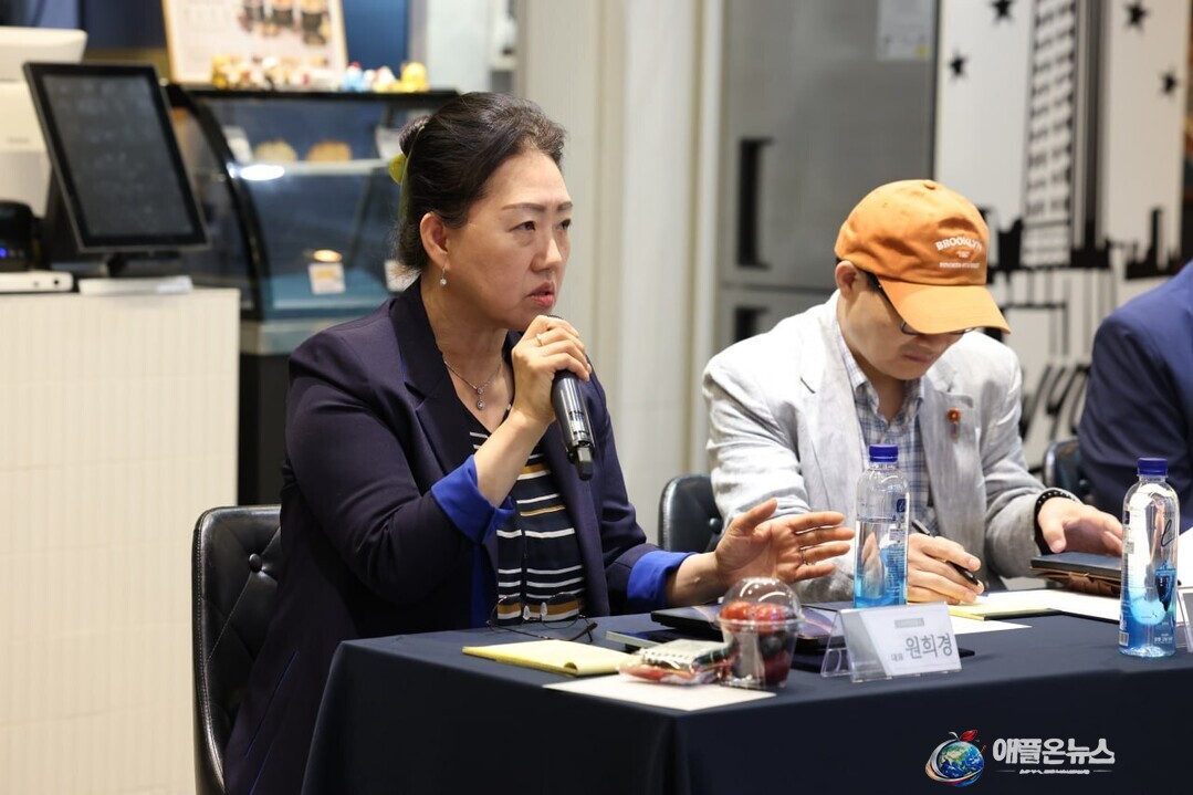 [애플온뉴스=이성애 기자]  시사의창 원희경 대표가 13일 서울시 동대문구 신설동 지역 커뮤니티 공간에서 열린 언론인 토론회 &lsquo;사번 정의인가, 여론 재판인가&rsquo;에서 발언하고 있다. 